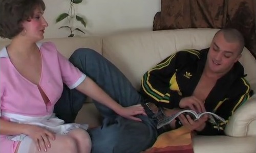 Сын хозяина крепко долбит полу зрелую горничную, которой не терпелось.