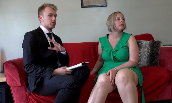 Обаятельная зрелая матюрка обсасывает конец молодого парня.