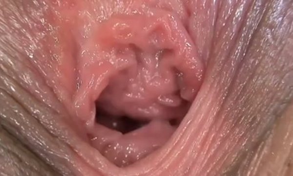 Брюнетка удивляет бесподобными кадрами своей красивейшей пизды в зуме.